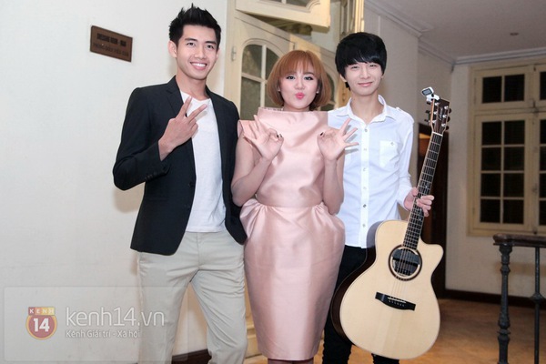 "Thần đồng" guitar Hàn Quốc Sungha Jung kí tặng fan Việt trong bóng tối 19