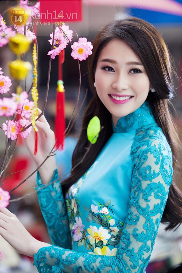 Hoa hậu Thu Thảo thướt tha áo dài đón Xuân 1