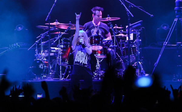 Clip độc quyền: Avril Lavigne đ&oacute;n Valentine c&ugrave;ng 12.000 kh&aacute;n giả 10
