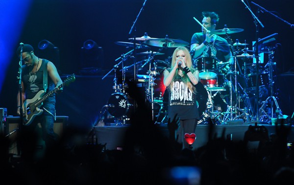 Clip độc quyền: Avril Lavigne đ&oacute;n Valentine c&ugrave;ng 12.000 kh&aacute;n giả 11
