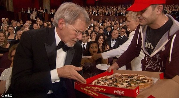 Dàn sao Hollywood chia nhau pizza ngay tại lễ trao giải Oscar 2014 4