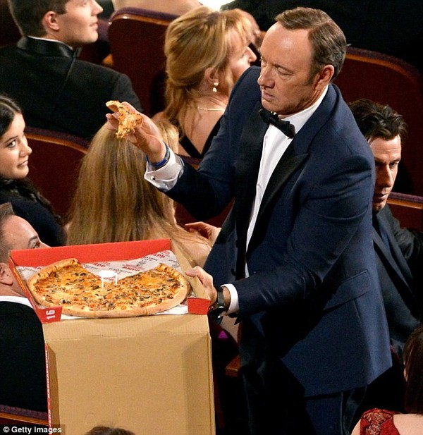 Dàn sao Hollywood chia nhau pizza ngay tại lễ trao giải Oscar 2014 6