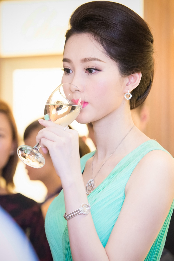 Hành trình nhan sắc ngày càng "tuyệt trần" của Hoa hậu Thu Thảo 25