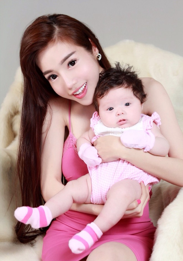 Ngỡ ng&agrave;ng v&igrave; v&oacute;c d&aacute;ng mảnh mai của Elly Trần khi mang thai 1
