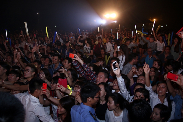 Hồ Ngọc Hà hài hước ôm fan nam trên sân khấu 1