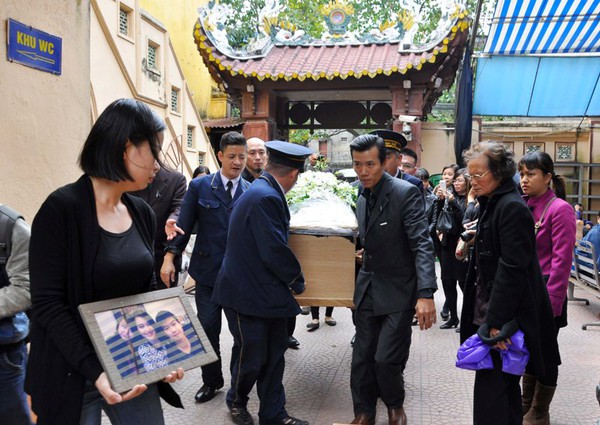 Người thân đau đớn đón di hài 3 mẹ con người Việt tử nạn trên chuyến bay MH17 7