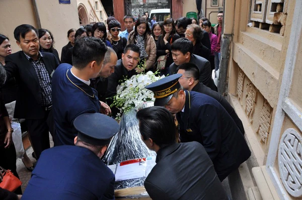 Người thân đau đớn đón di hài 3 mẹ con người Việt tử nạn trên chuyến bay MH17 8