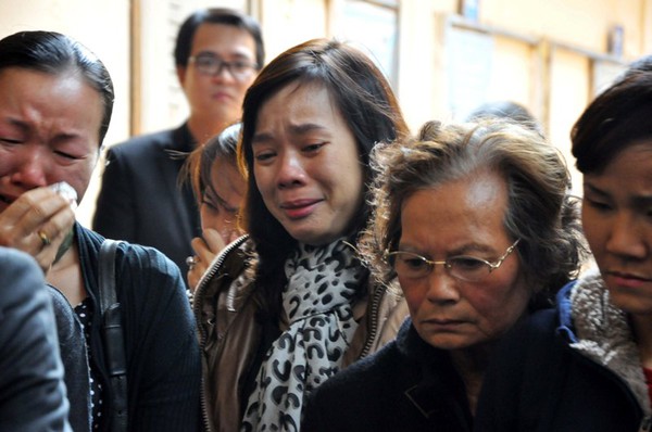 Người thân đau đớn đón di hài 3 mẹ con người Việt tử nạn trên chuyến bay MH17 9