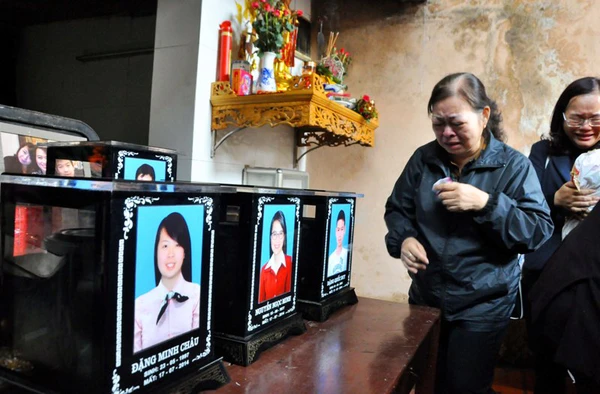 Người thân đau đớn đón di hài 3 mẹ con người Việt tử nạn trên chuyến bay MH17 11