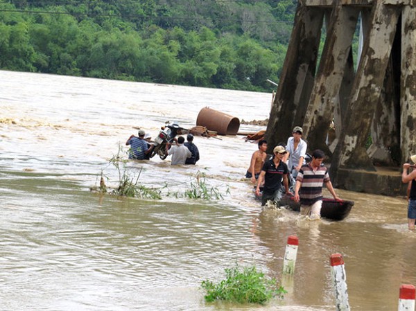 Nước lũ lên nhanh, nhiều khu vực ở Phú Yên bị cô lập 1