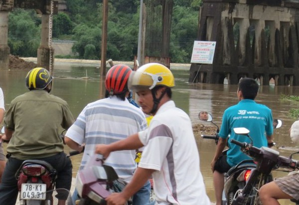 Nước lũ lên nhanh, nhiều khu vực ở Phú Yên bị cô lập 4