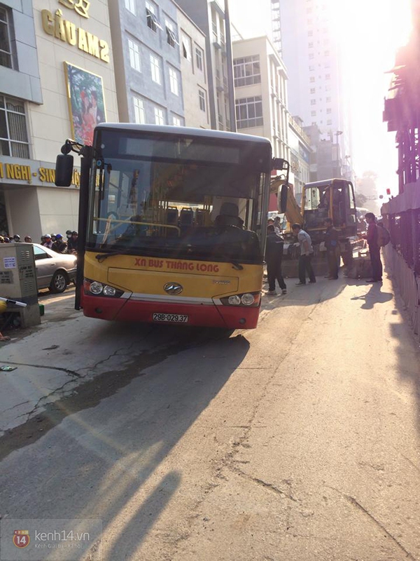 Hà Nội: Xe buýt "sập bẫy" hố ga, hành khách hốt hoảng 2
