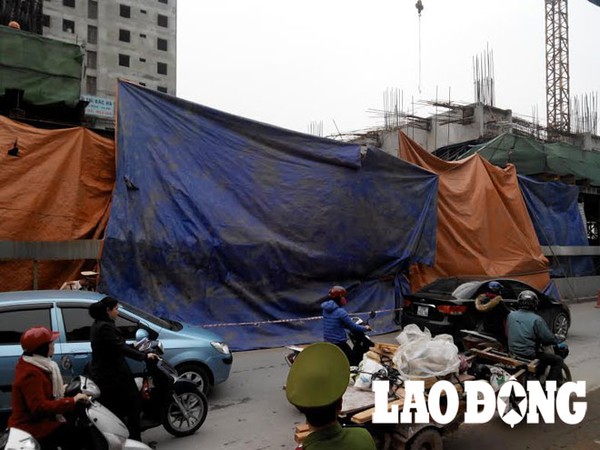 Sập giàn giáo công trình tại Hà Đông, 1 xe taxi bị đè nát 8