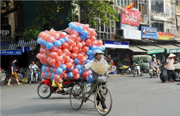 Chùm ảnh: Những chiếc xe đạp cũ "gánh gồng" mưu sinh giữa phố phường Hà Nội 11