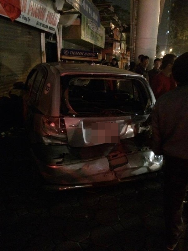 Hà Nội: Ô tô đâm bẹp đuôi taxi, lao vào cửa nhà dân 2