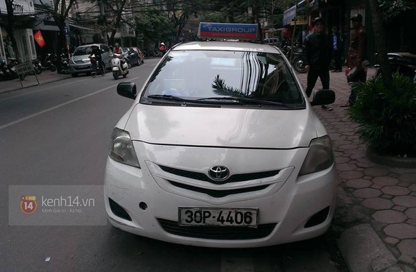 Hà Nội: Clip công an nằm trên nóc xe taxi gây xôn xao 4
