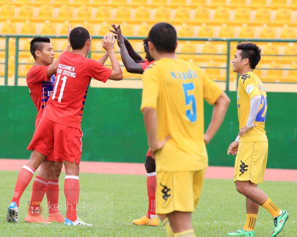 Công Vinh ghi bàn, B.Bình Dương thắng đậm Hà Nội T&T 9