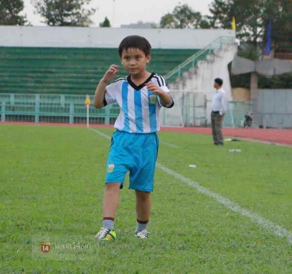 "Cậu ấm" nhà Tài Em say mê chơi bóng 2