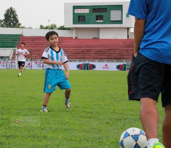 "Cậu ấm" nhà Tài Em say mê chơi bóng 1