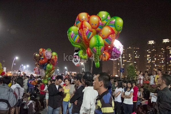 Sài Gòn: Rực rỡ sắc màu đêm pháo hoa đón năm mới 16