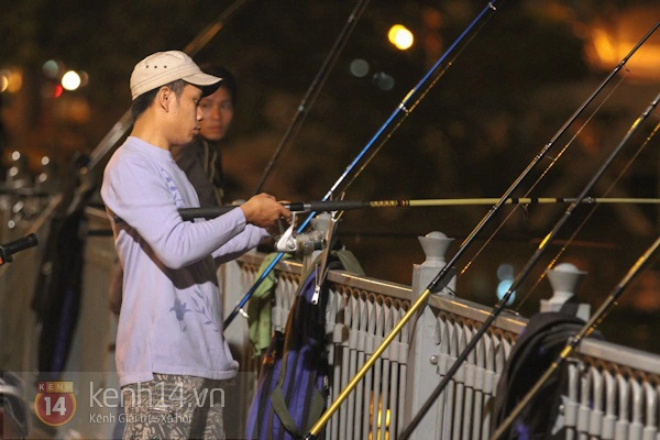 Cận cảnh người Sài Gòn với thú câu cá đêm 10