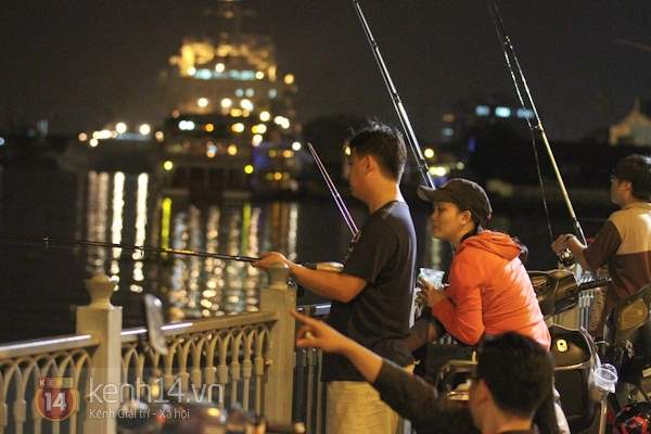 Cận cảnh người Sài Gòn với thú câu cá đêm 11