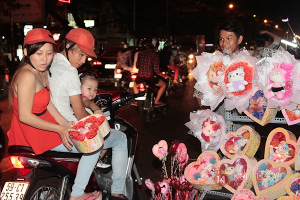 Những người đi mua hoa v&agrave;o cuối ng&agrave;y 8/3 7