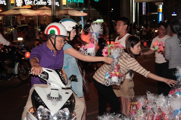 Những người đi mua hoa v&agrave;o cuối ng&agrave;y 8/3 11
