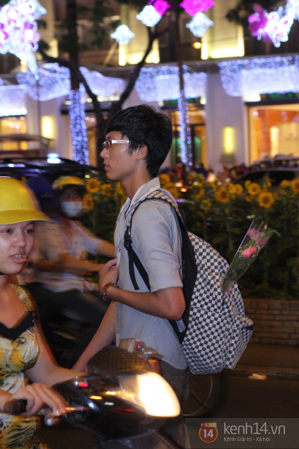 Các cặp đôi nô nức ra đường ngày Valentine 2 Các cặp đôi nô nức ra đường ngày Valentine 2