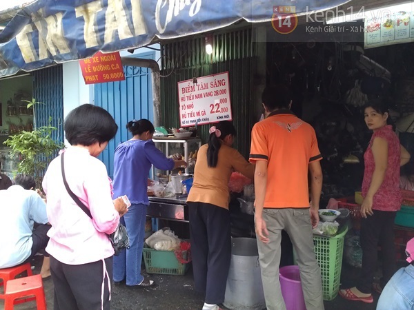 Sài Gòn: Hủ tiếu nam vang, đùi gà vỉa hè giá nhà hàng 2