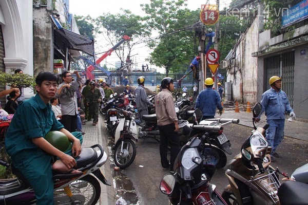 Sài Gòn: Cổ thụ bật gốc, hàng chục cột điện ngã đổ gây hoảng loạn 12