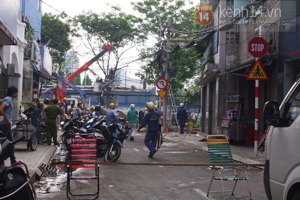Sài Gòn: Cổ thụ bật gốc, hàng chục cột điện ngã đổ gây hoảng loạn 15