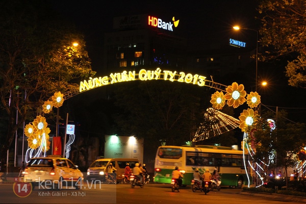 Sài Gòn: Lung linh những con đường mừng xuân mới 2