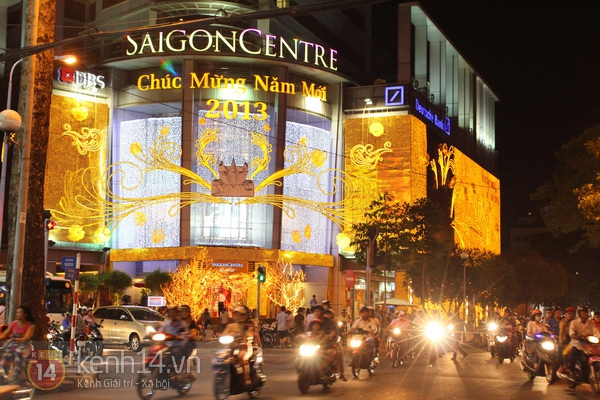 Sài Gòn: Lung linh những con đường mừng xuân mới 18