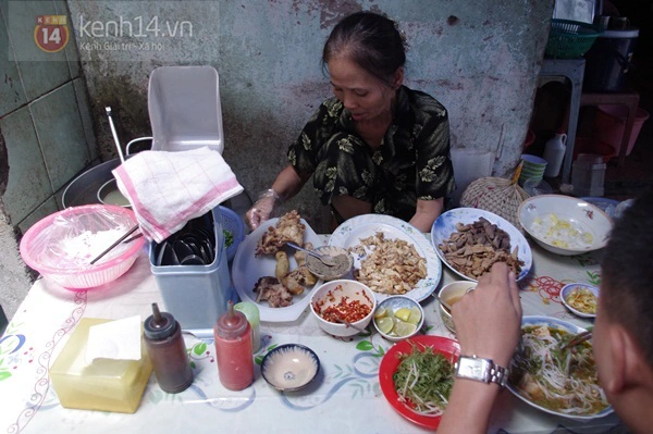 Sài Gòn: Đi ăn bánh canh – mì gà giá bình dân ở Trương Định 1