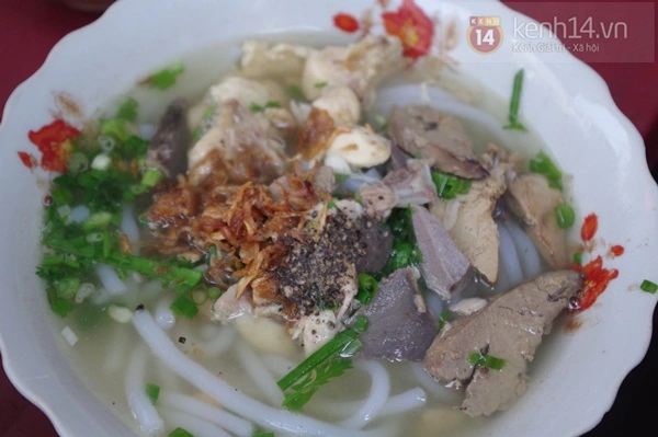 Sài Gòn: Đi ăn bánh canh – mì gà giá bình dân ở Trương Định 7