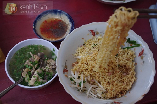 Sài Gòn: Đi ăn bánh canh – mì gà giá bình dân ở Trương Định 10