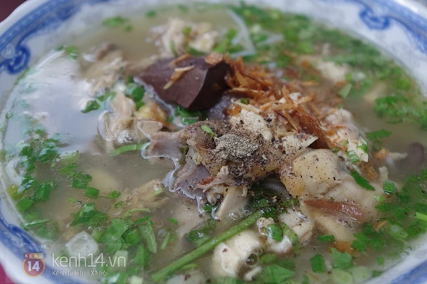 Sài Gòn: Đi ăn bánh canh – mì gà giá bình dân ở Trương Định 11