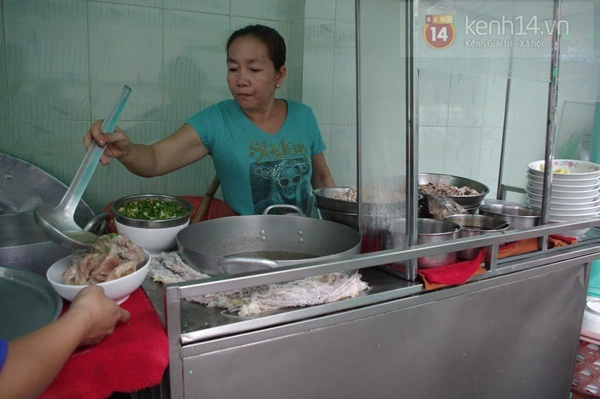 Sài Gòn: Đi ăn hủ tiếu nam vang – xí quách to “khổng lồ” 1