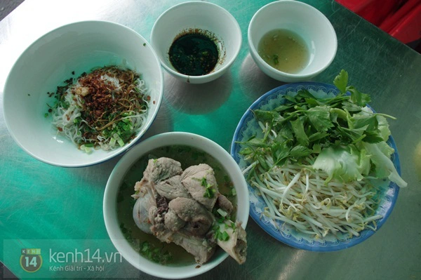 Sài Gòn: Đi ăn hủ tiếu nam vang – xí quách to “khổng lồ” 10