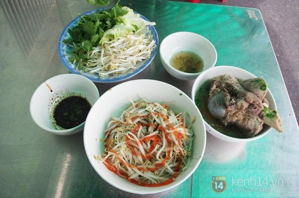 Sài Gòn: Đi ăn hủ tiếu nam vang – xí quách to “khổng lồ” 14