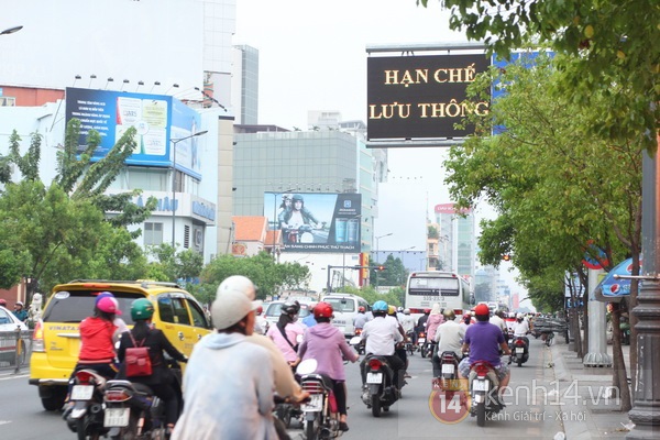 Biển báo điện tử - cứu tinh của người Sài Gòn vào giờ cao điểm 4