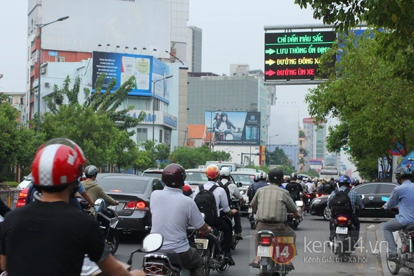 Biển báo điện tử - cứu tinh của người Sài Gòn vào giờ cao điểm 6