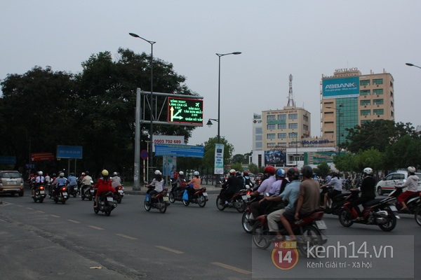 Biển báo điện tử - cứu tinh của người Sài Gòn vào giờ cao điểm 7