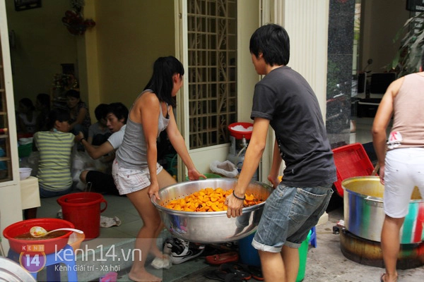 Hàng ngàn chai nước hoa quả đến với người lao động nghèo Sài Gòn 7