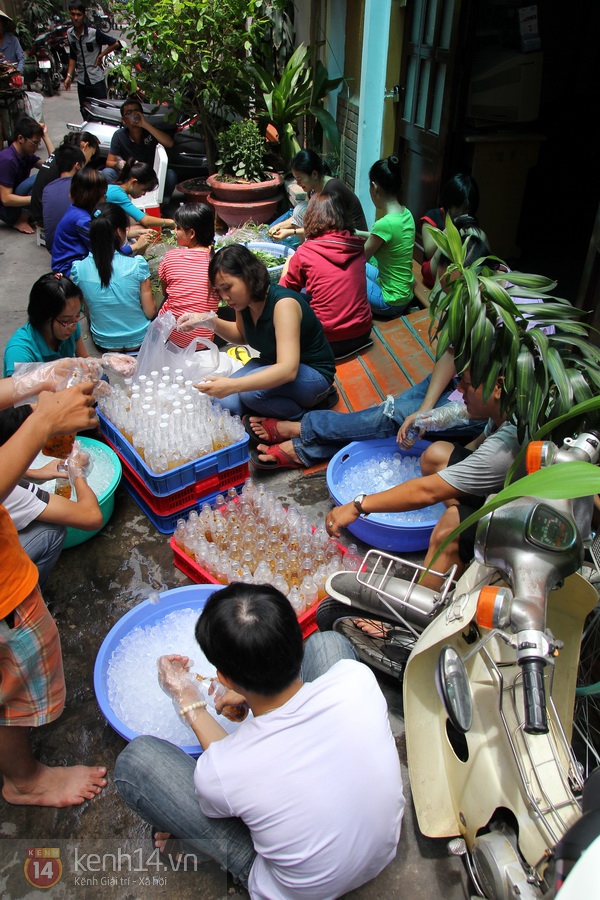 Hàng ngàn chai nước hoa quả đến với người lao động nghèo Sài Gòn 1