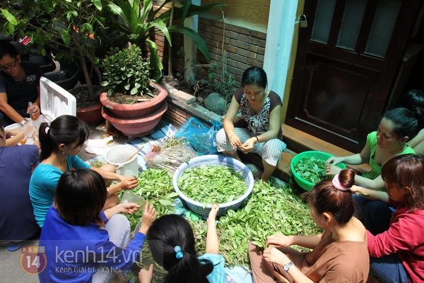 Hàng ngàn chai nước hoa quả đến với người lao động nghèo Sài Gòn 2