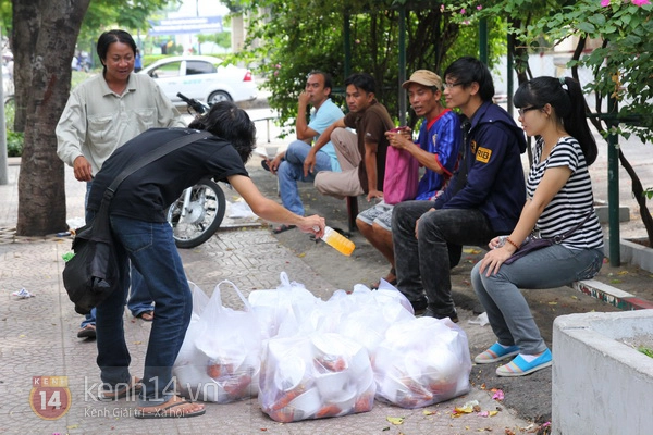 Hàng ngàn chai nước hoa quả đến với người lao động nghèo Sài Gòn 11