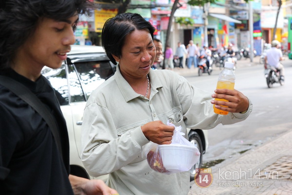 Hàng ngàn chai nước hoa quả đến với người lao động nghèo Sài Gòn 12