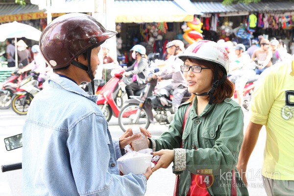 Hàng ngàn chai nước hoa quả đến với người lao động nghèo Sài Gòn 14